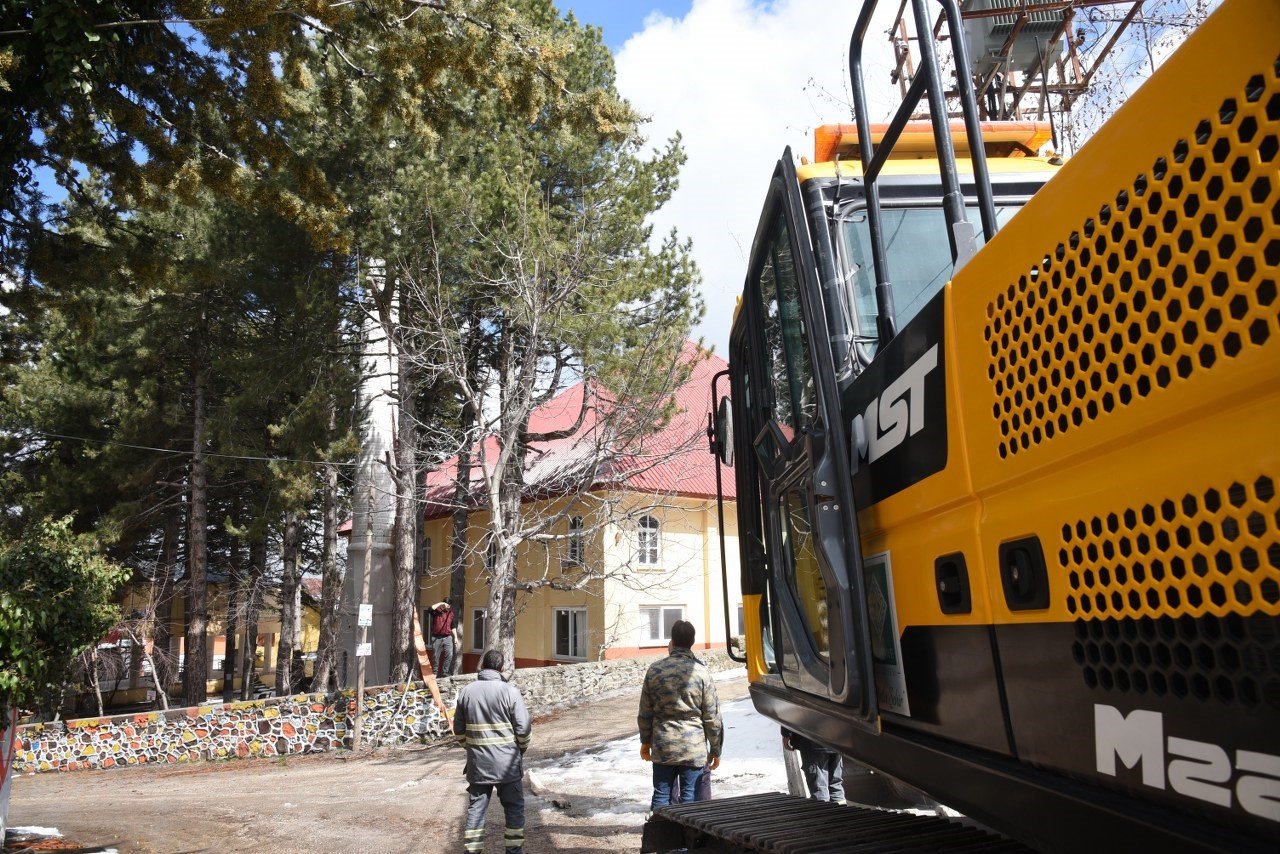 Ağır hasarlı cami minaresi kontrollü olarak yıkıldı