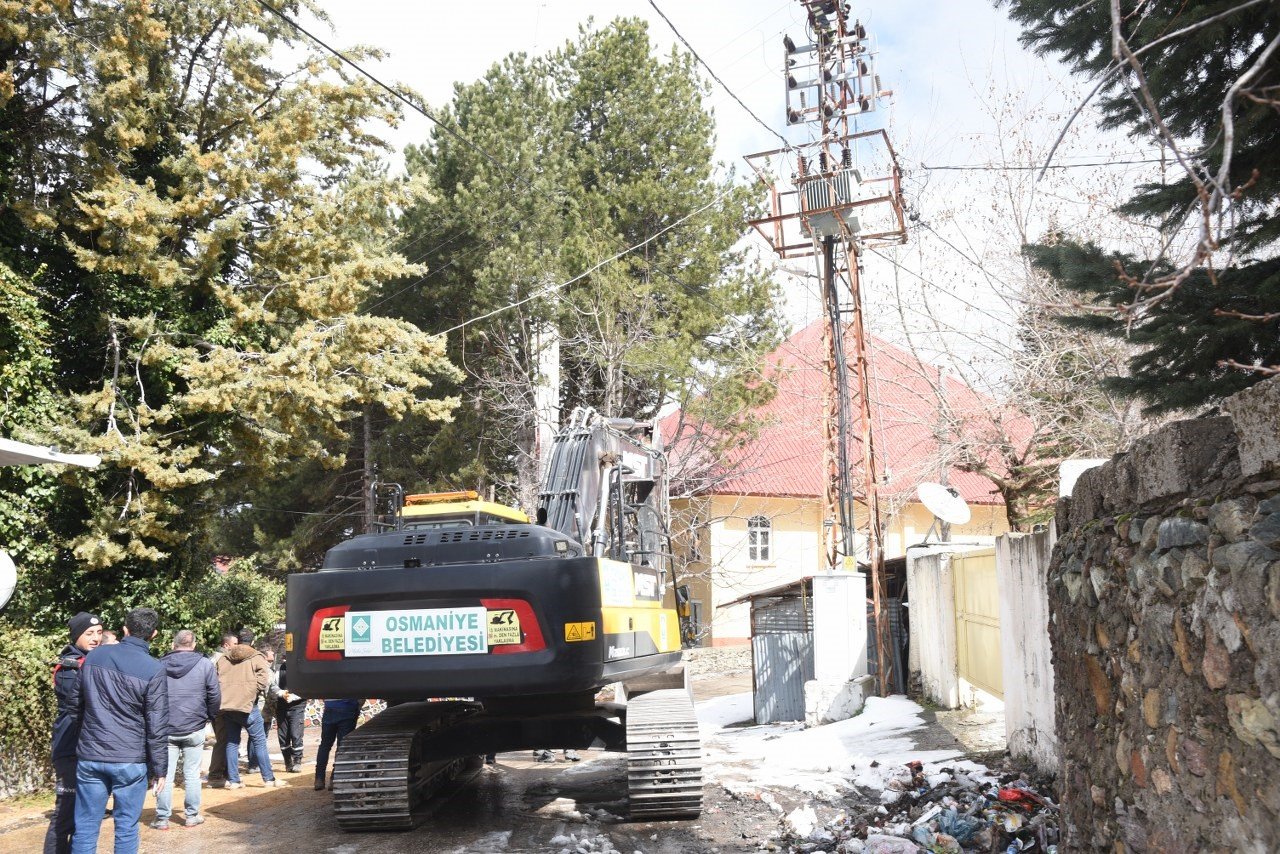 Ağır hasarlı cami minaresi kontrollü olarak yıkıldı