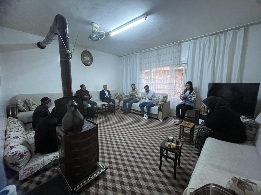 Başkan Tahmazoğlu’ndan, depremde yakınlarını kaybeden ailelere taziye ziyareti