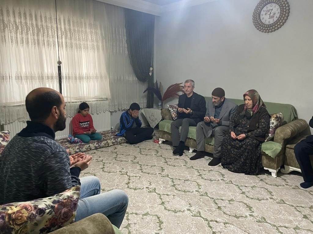 Başkan Tahmazoğlu’ndan, depremde yakınlarını kaybeden ailelere taziye ziyareti