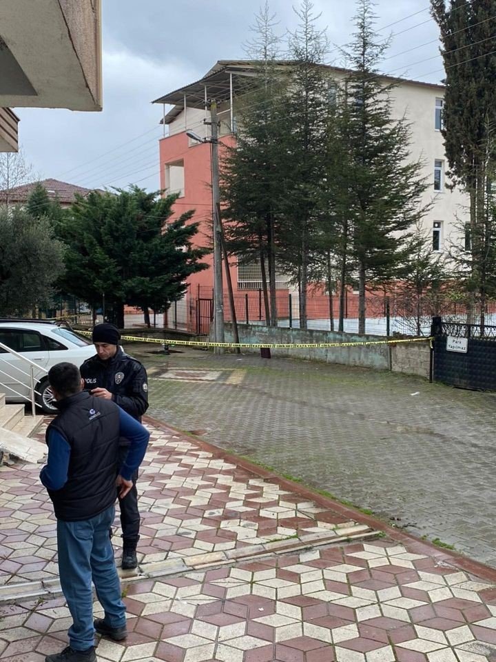 Sokağa bırakılan çanta paniğe sebep oldu