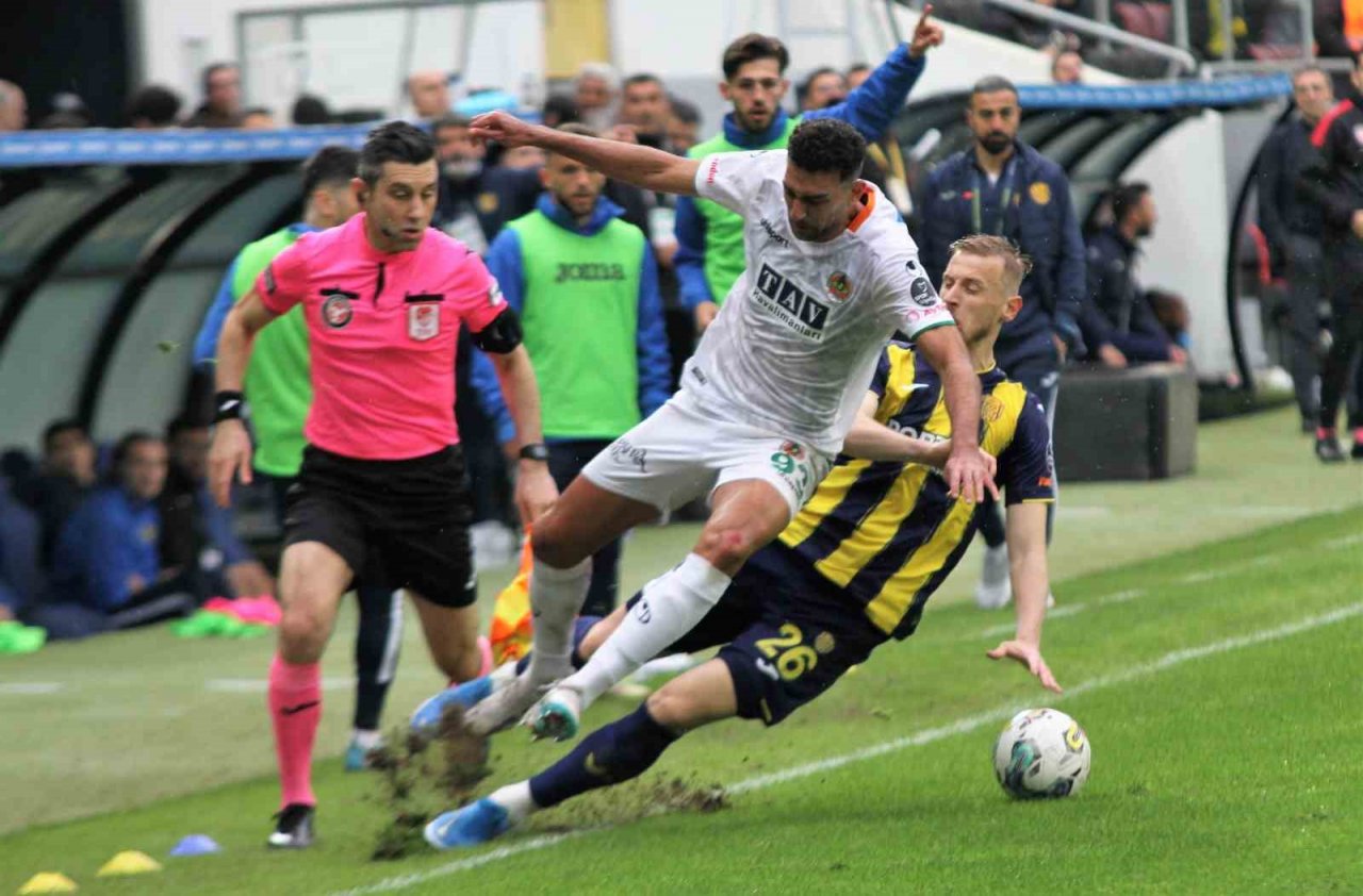 Spor Toto Süper Lig: MKE Ankaragücü: 1 - Corendon Alanyaspor: 0 (İlk yarı)