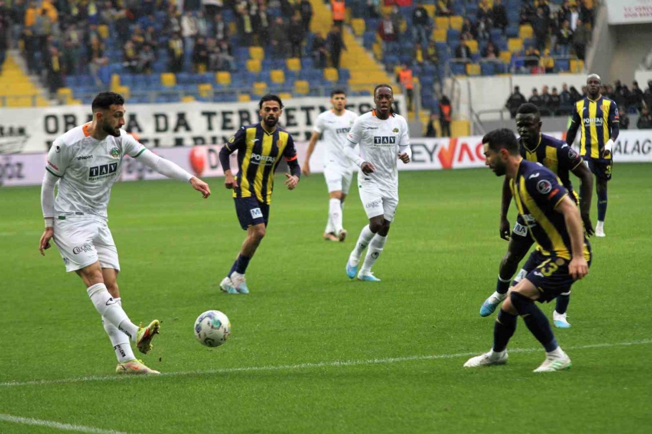 Spor Toto Süper Lig: MKE Ankaragücü: 1 - Corendon Alanyaspor: 0 (İlk yarı)