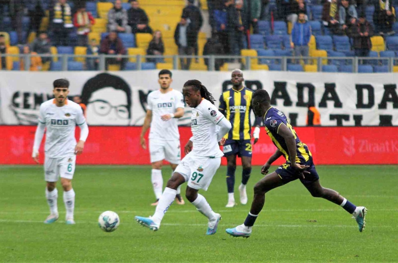 Spor Toto Süper Lig: MKE Ankaragücü: 1 - Corendon Alanyaspor: 0 (İlk yarı)