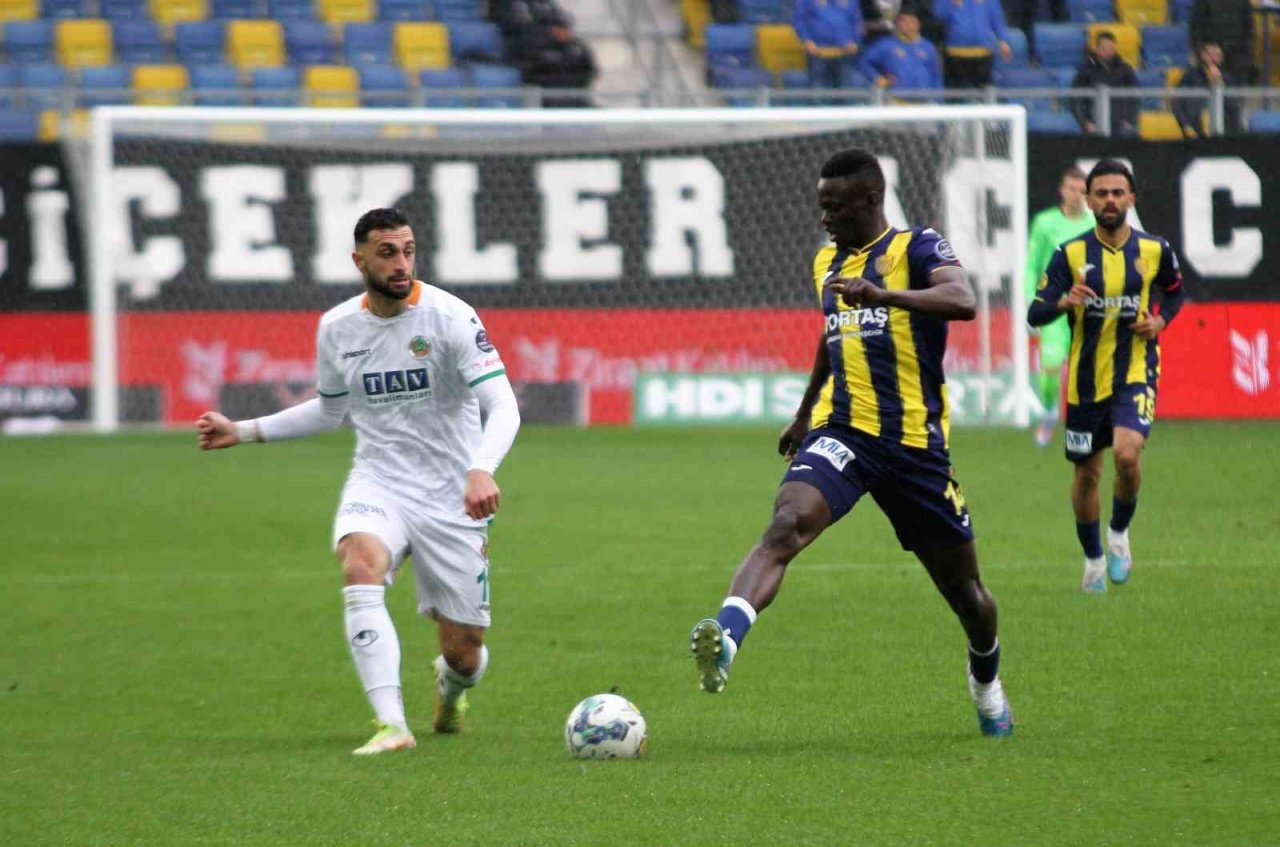 Spor Toto Süper Lig: MKE Ankaragücü: 1 - Corendon Alanyaspor: 0 (İlk yarı)