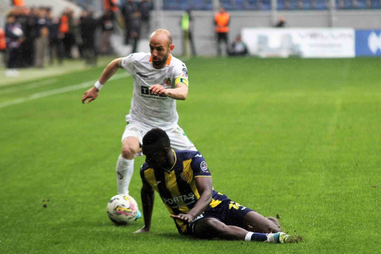 Spor Toto Süper Lig: MKE Ankaragücü: 1 - Corendon Alanyaspor: 0 (İlk yarı)