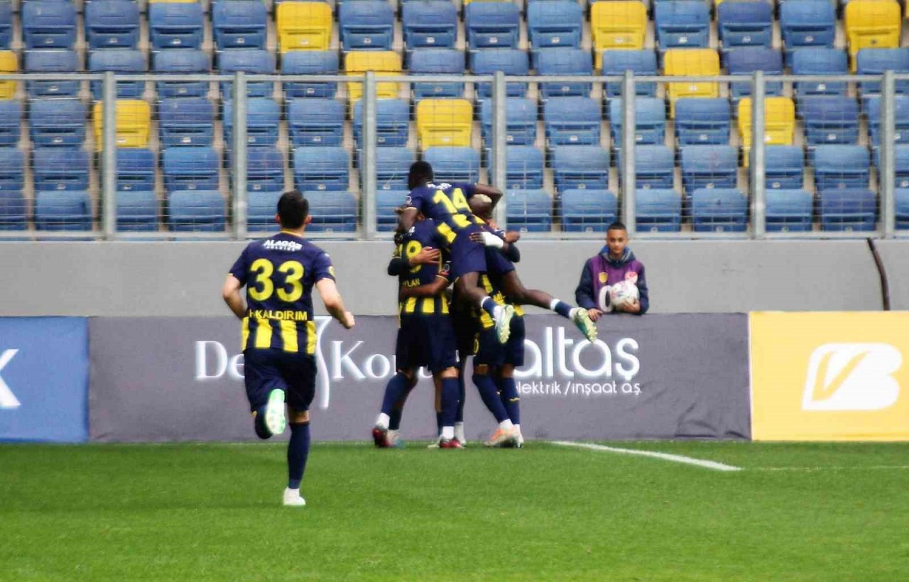 Spor Toto Süper Lig: MKE Ankaragücü: 1 - Corendon Alanyaspor: 0 (İlk yarı)