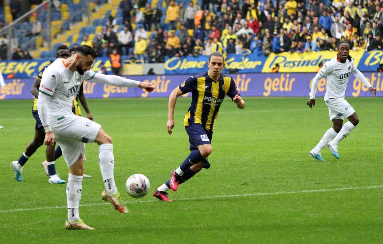 Spor Toto Süper Lig: MKE Ankaragücü: 1 - Corendon Alanyaspor: 0 (İlk yarı)