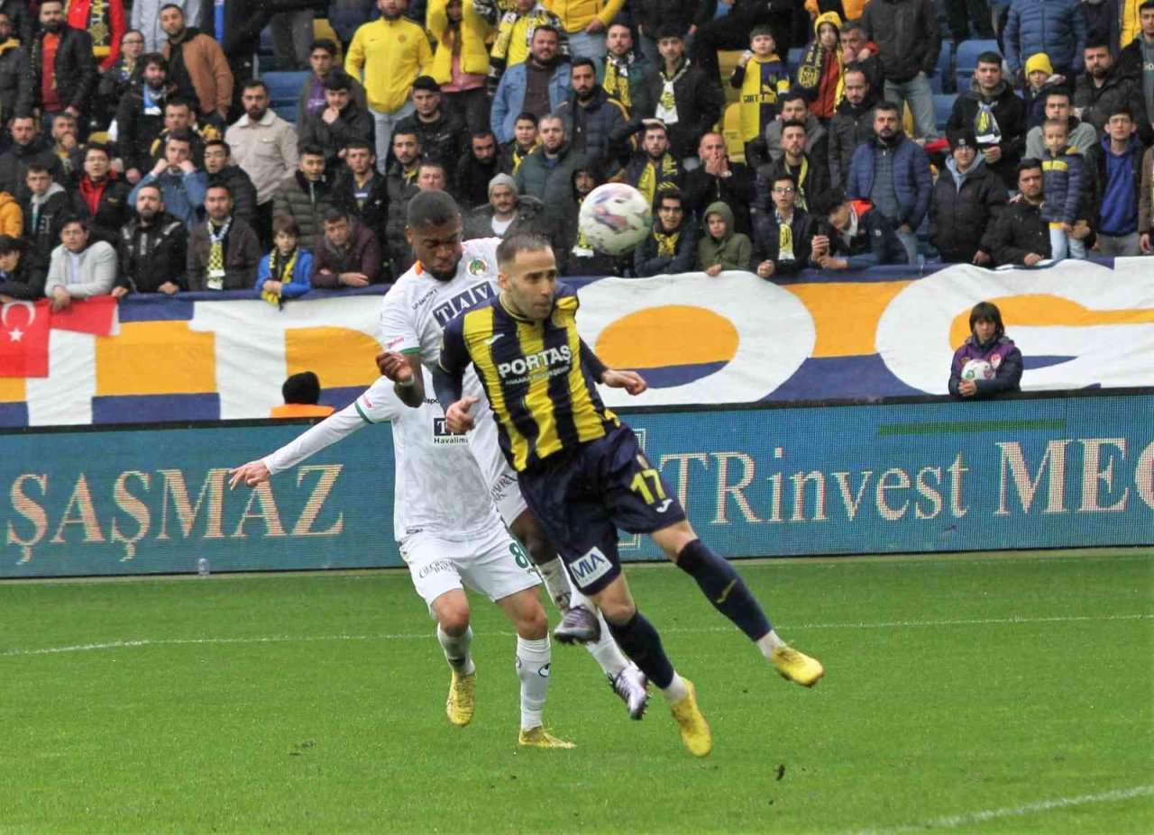 Spor Toto Süper Lig: MKE Ankaragücü: 1 - Corendon Alanyaspor: 0 (İlk yarı)