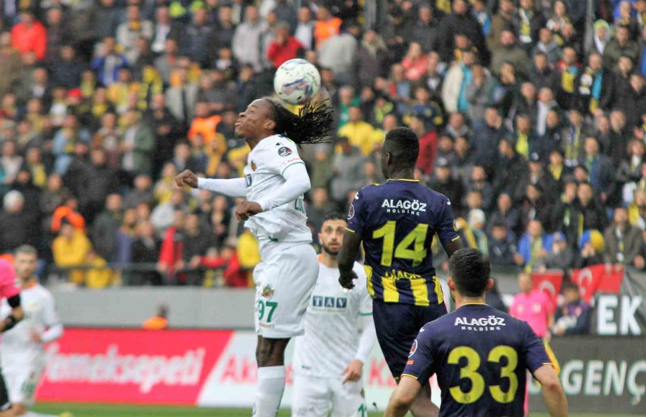 Spor Toto Süper Lig: MKE Ankaragücü: 1 - Corendon Alanyaspor: 0 (İlk yarı)