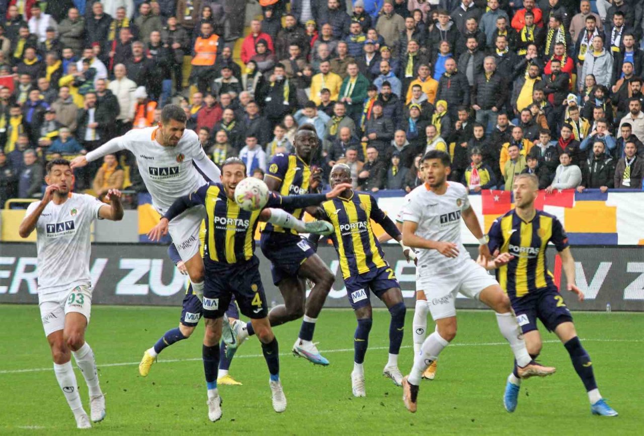 Spor Toto Süper Lig: MKE Ankaragücü: 1 - Corendon Alanyaspor: 0 (İlk yarı)