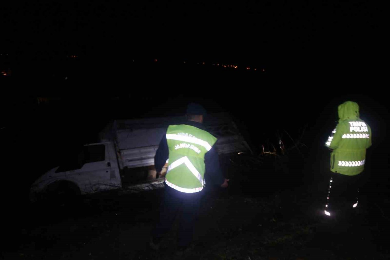 Kamyonet tarlaya uçtu, araçtakiler burnu bile kanamadan kurtuldu