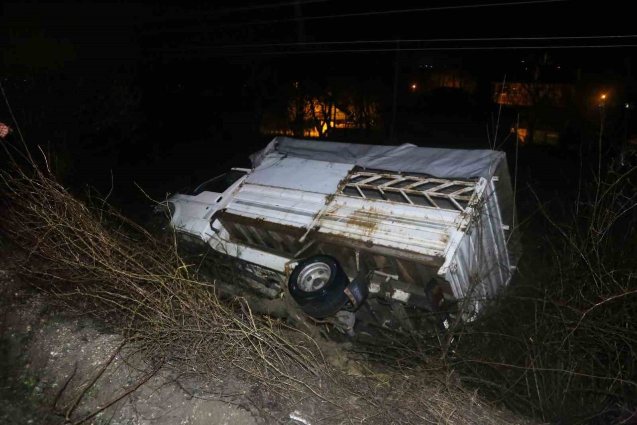 Kamyonet tarlaya uçtu, araçtakiler burnu bile kanamadan kurtuldu