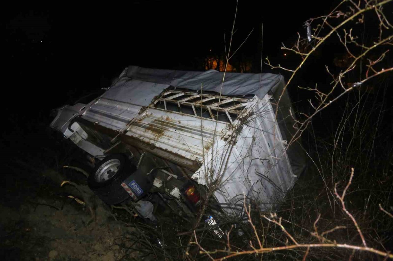 Kamyonet tarlaya uçtu, araçtakiler burnu bile kanamadan kurtuldu