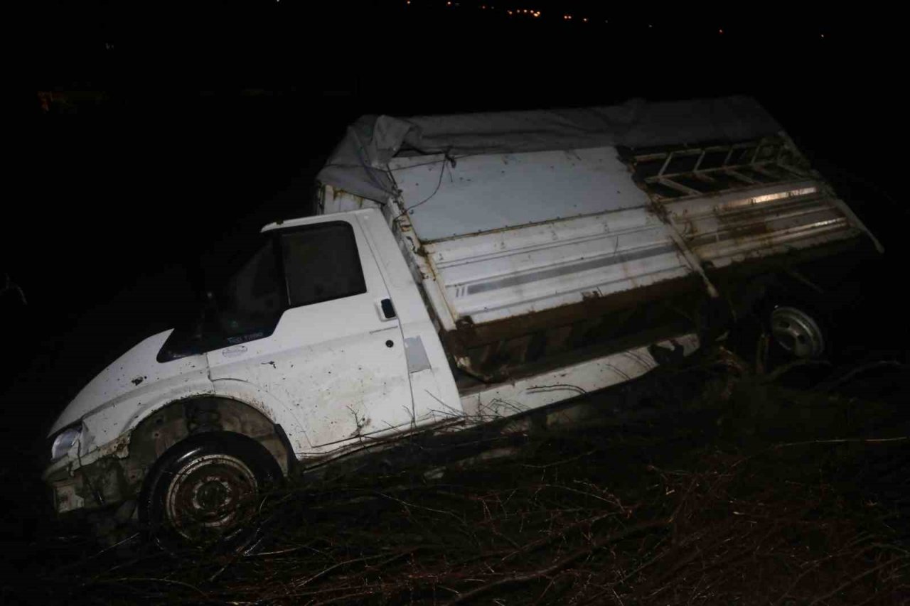 Kamyonet tarlaya uçtu, araçtakiler burnu bile kanamadan kurtuldu