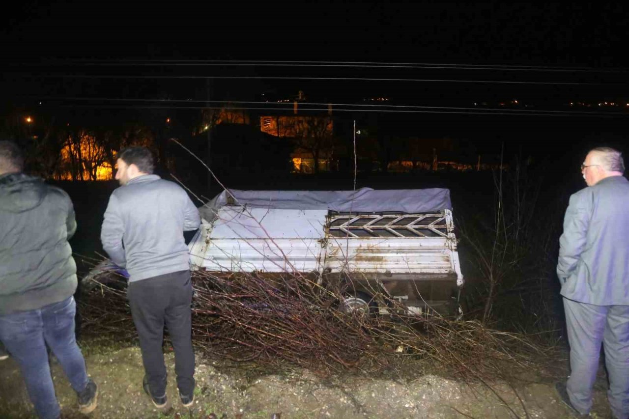 Kamyonet tarlaya uçtu, araçtakiler burnu bile kanamadan kurtuldu