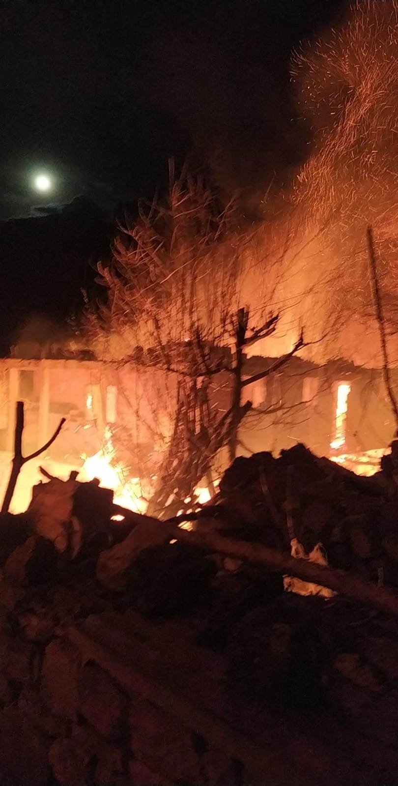 Köy evinde çıkan yangın paniğe neden oldu