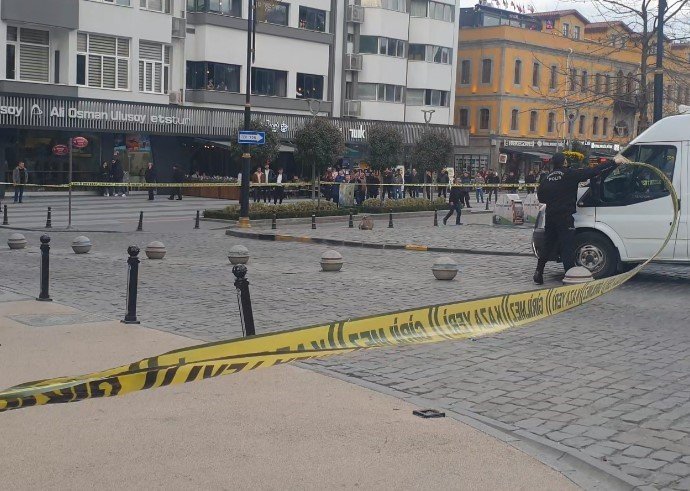 Polisin aldığı tüm tedbirleri hiçe saydı, şüpheli çantayı gidip eliyle açtı
