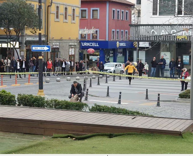 Polisin aldığı tüm tedbirleri hiçe saydı, şüpheli çantayı gidip eliyle açtı