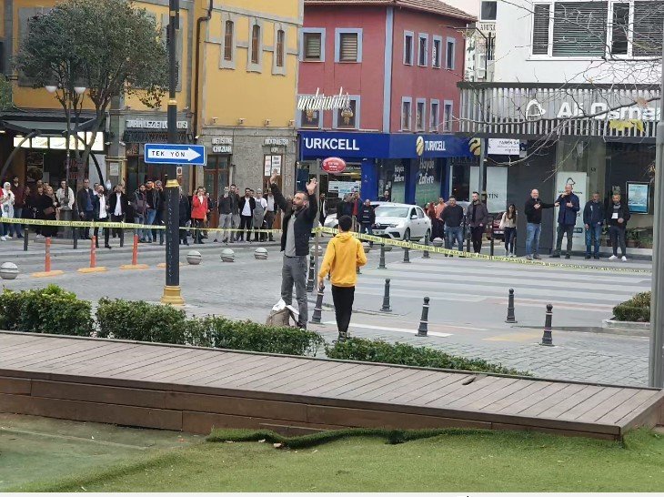 Polisin aldığı tüm tedbirleri hiçe saydı, şüpheli çantayı gidip eliyle açtı