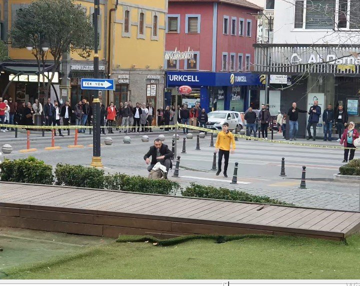 Polisin aldığı tüm tedbirleri hiçe saydı, şüpheli çantayı gidip eliyle açtı