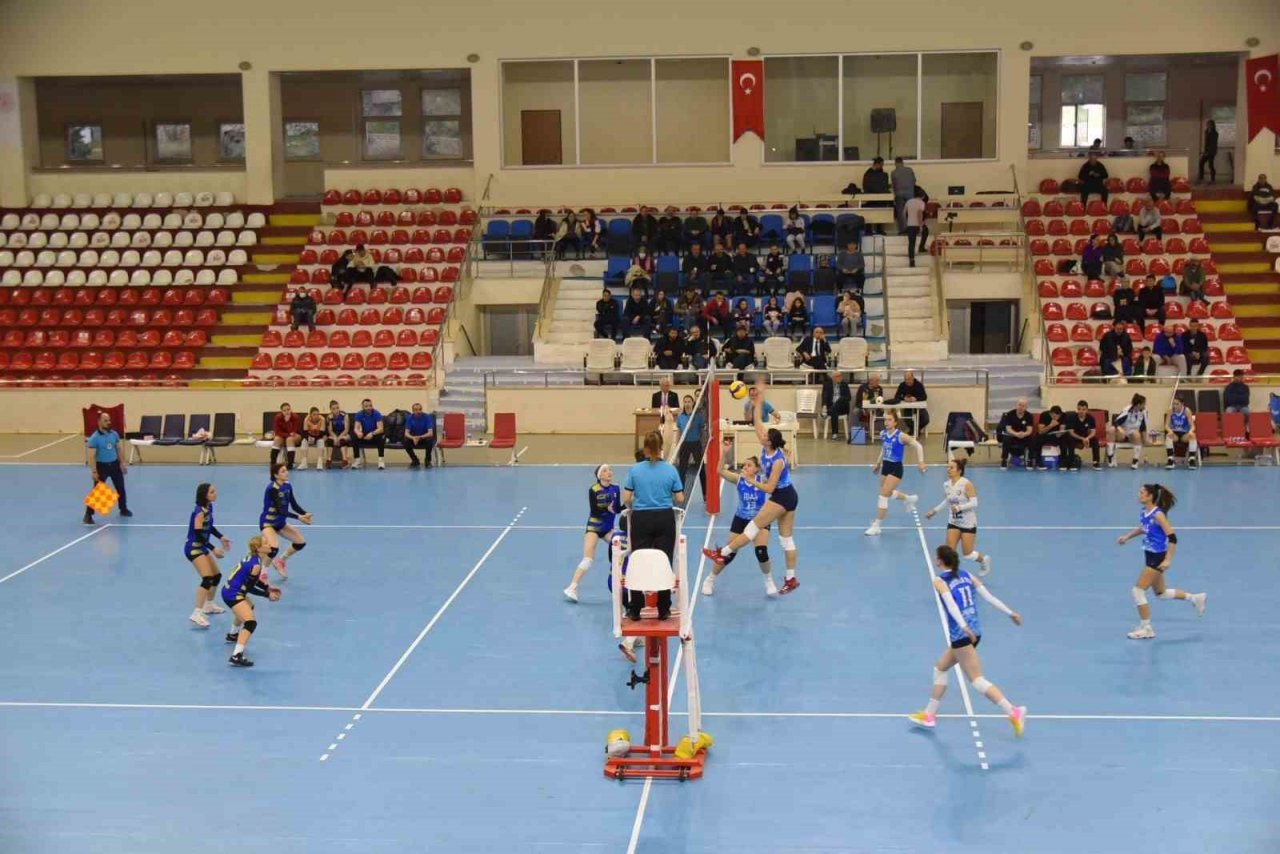 Bozüyük Belediyesi, çeyrek finalde Sivas İl Özel İdare Voleybol Takımı’nı 3-0 yendi