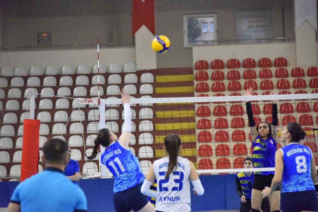 Bozüyük Belediyesi, çeyrek finalde Sivas İl Özel İdare Voleybol Takımı’nı 3-0 yendi