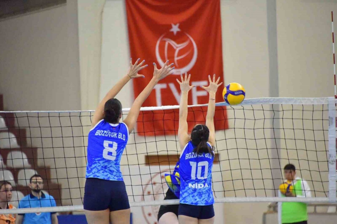 Bozüyük Belediyesi, çeyrek finalde Sivas İl Özel İdare Voleybol Takımı’nı 3-0 yendi