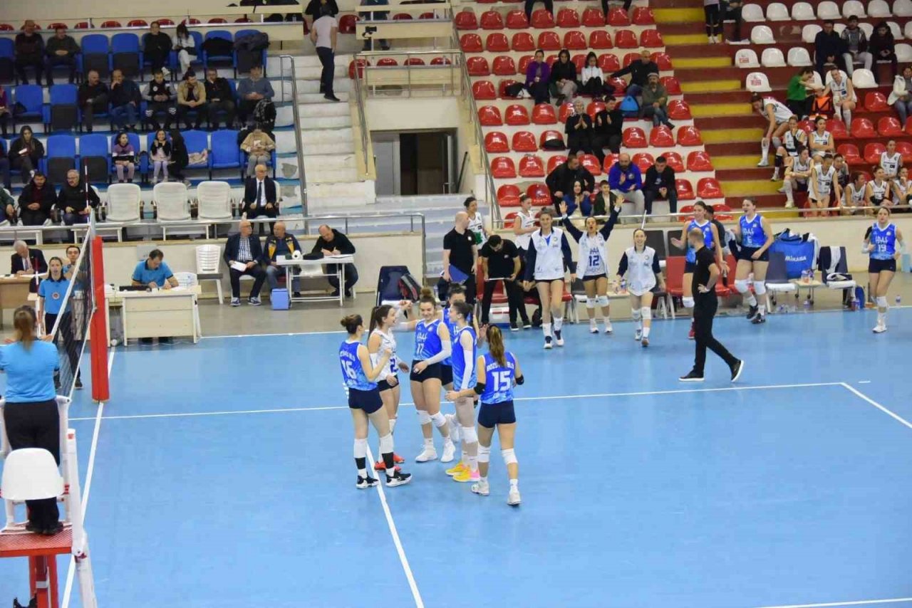 Bozüyük Belediyesi, çeyrek finalde Sivas İl Özel İdare Voleybol Takımı’nı 3-0 yendi