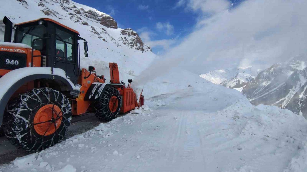 Türkiye’nin büyük bir bölümü ilkbaharı karşılarken Van’da karla mücadele sürüyor