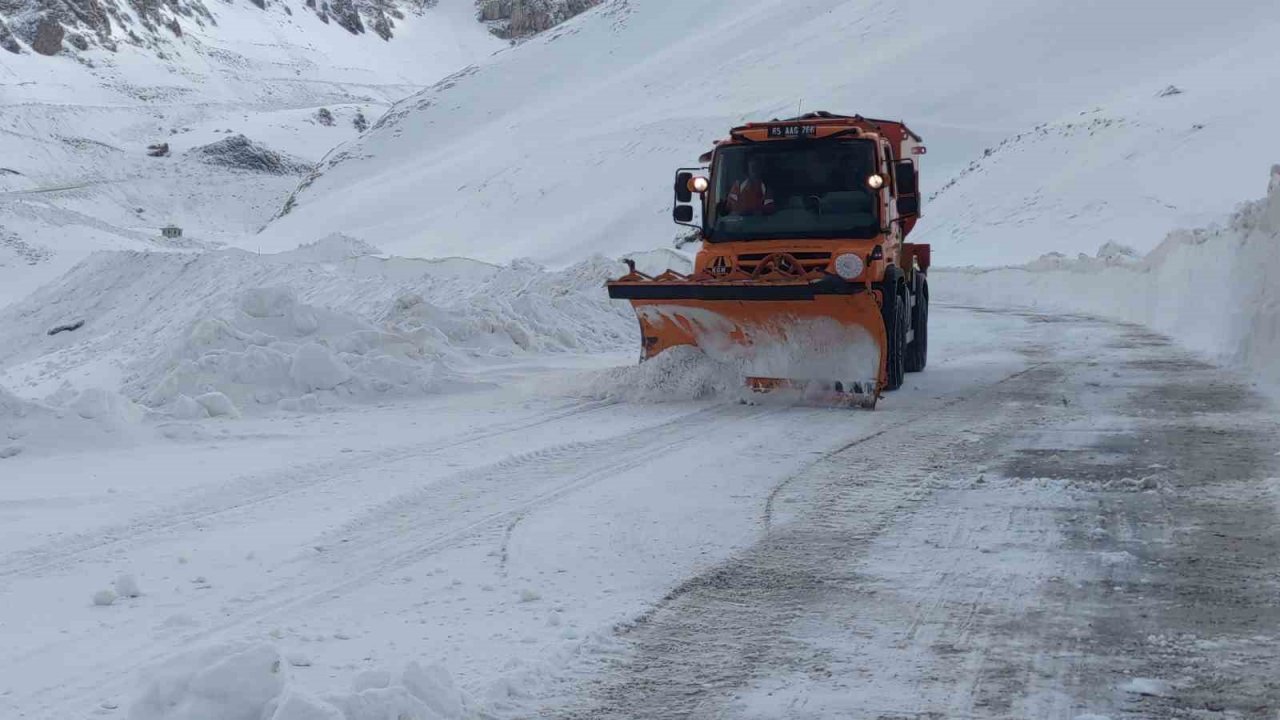 Türkiye’nin büyük bir bölümü ilkbaharı karşılarken Van’da karla mücadele sürüyor