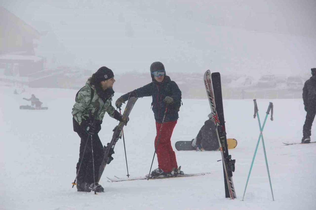 Kartalkaya’da tatilciler kar yağışı eşliğinde kayak yaptı