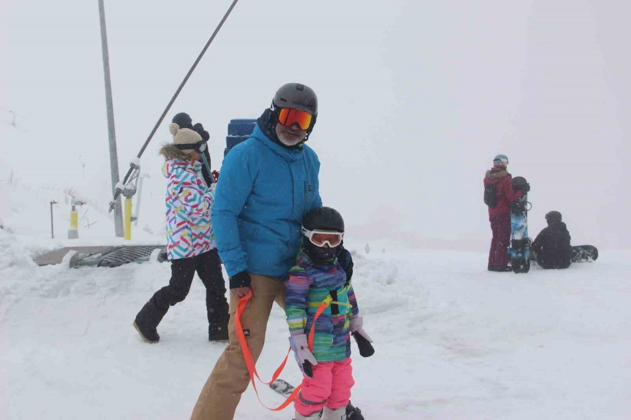 Kartalkaya’da tatilciler kar yağışı eşliğinde kayak yaptı