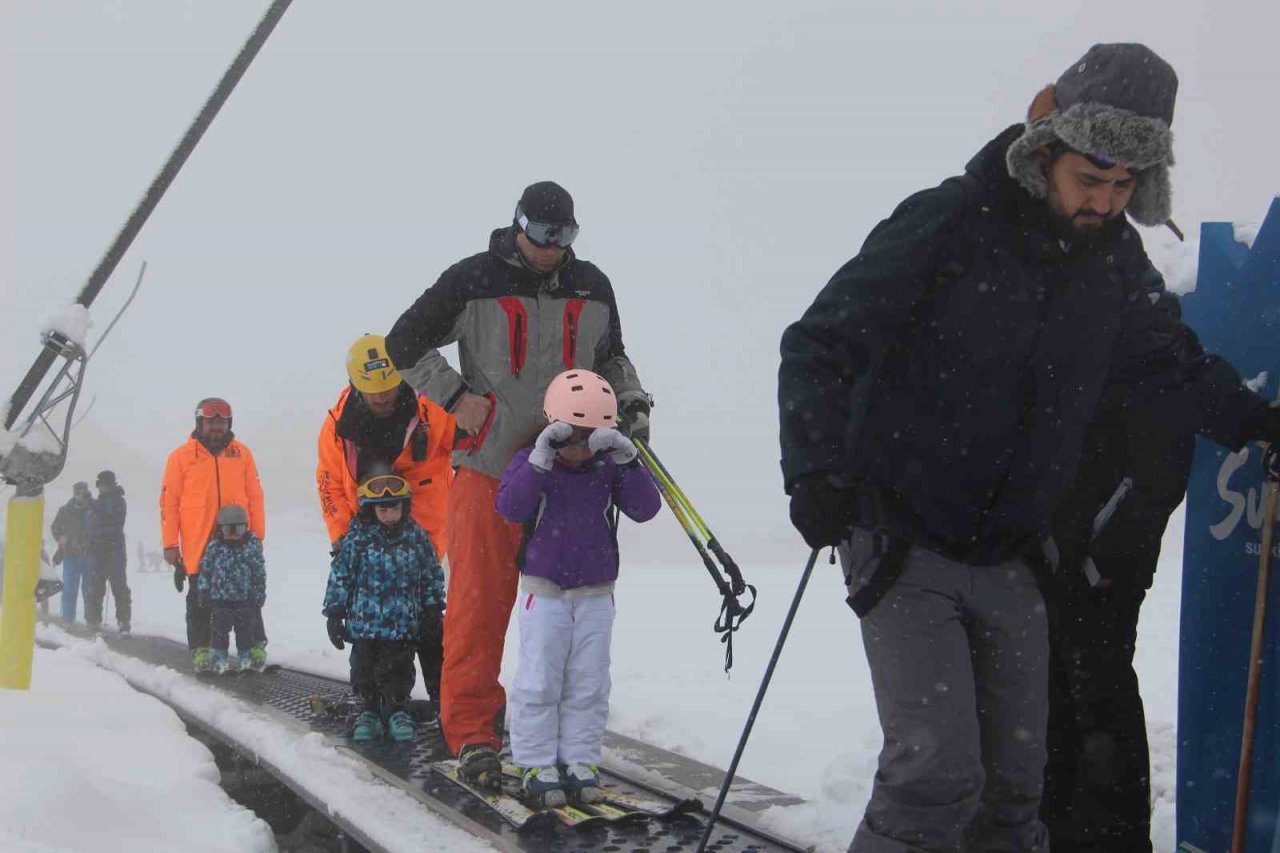 Kartalkaya’da tatilciler kar yağışı eşliğinde kayak yaptı