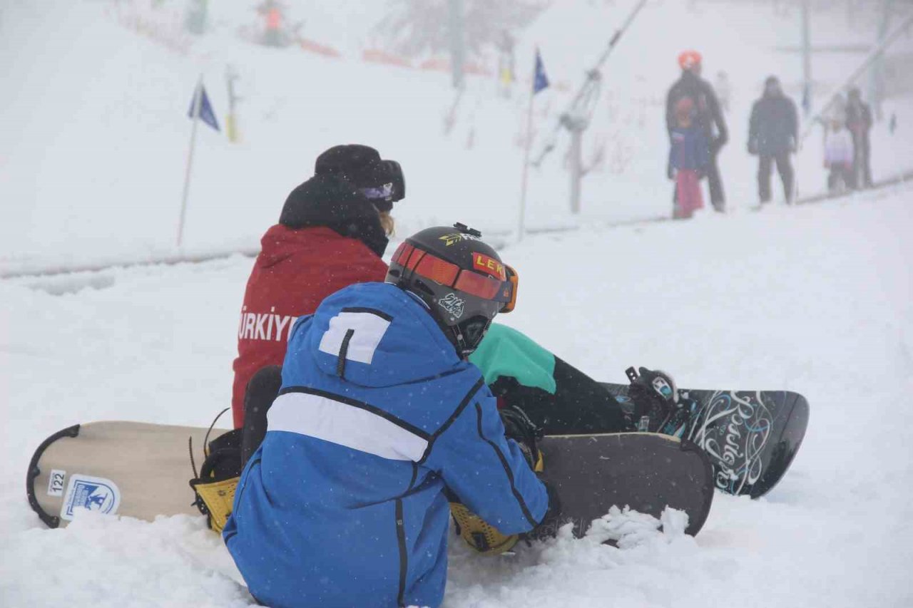 Kartalkaya’da tatilciler kar yağışı eşliğinde kayak yaptı