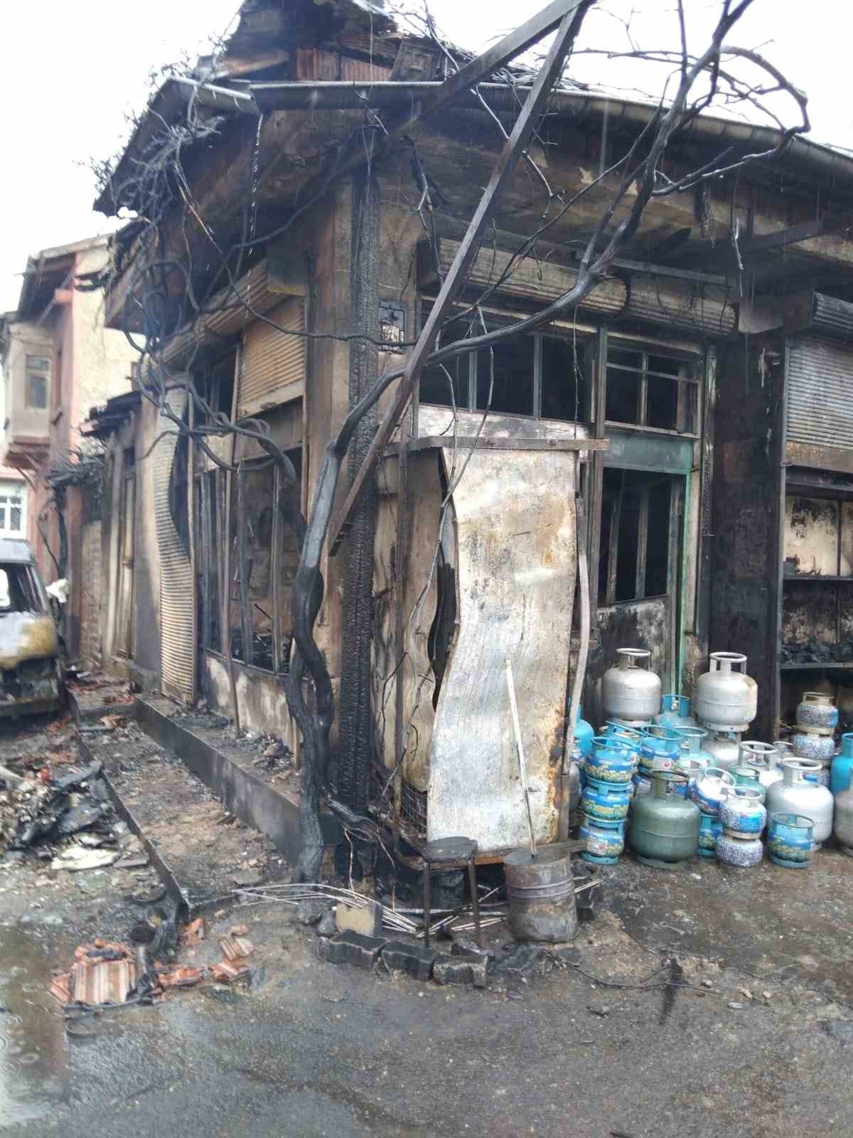 Patlayan trafo bakkal dükkanında yangın çıkardı: 1 ölü