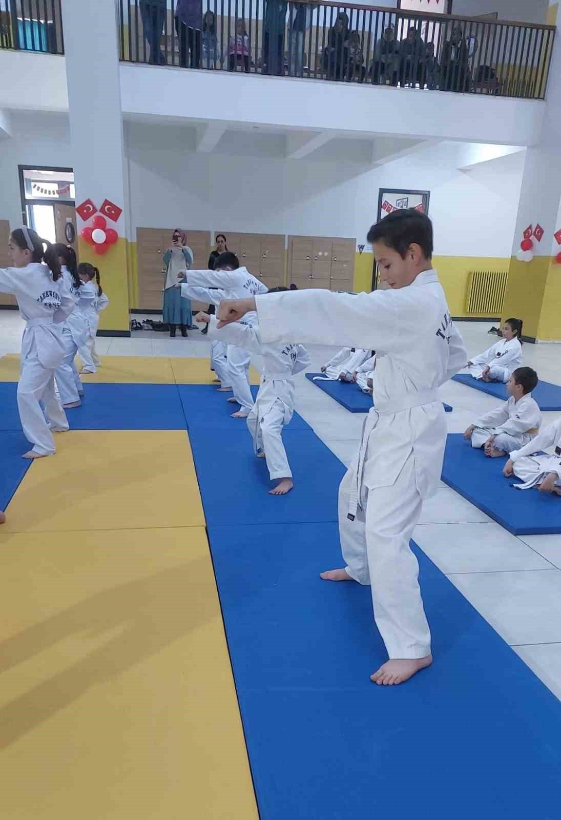 Yunuskentli taekwondocular bir üst kuşağa terfi etti