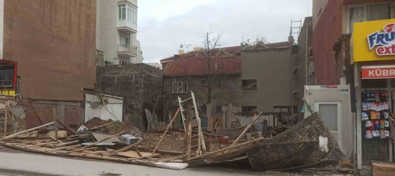 Rüzgârın etkisiyle devrilen tahta duvarlar kaldırılmayı bekliyor