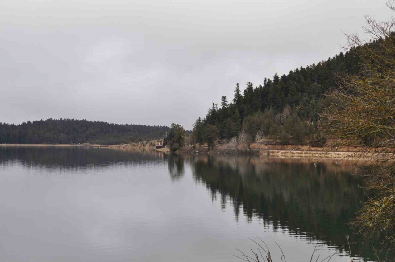 Eriyen karlar Abant Gölü ile buluştu