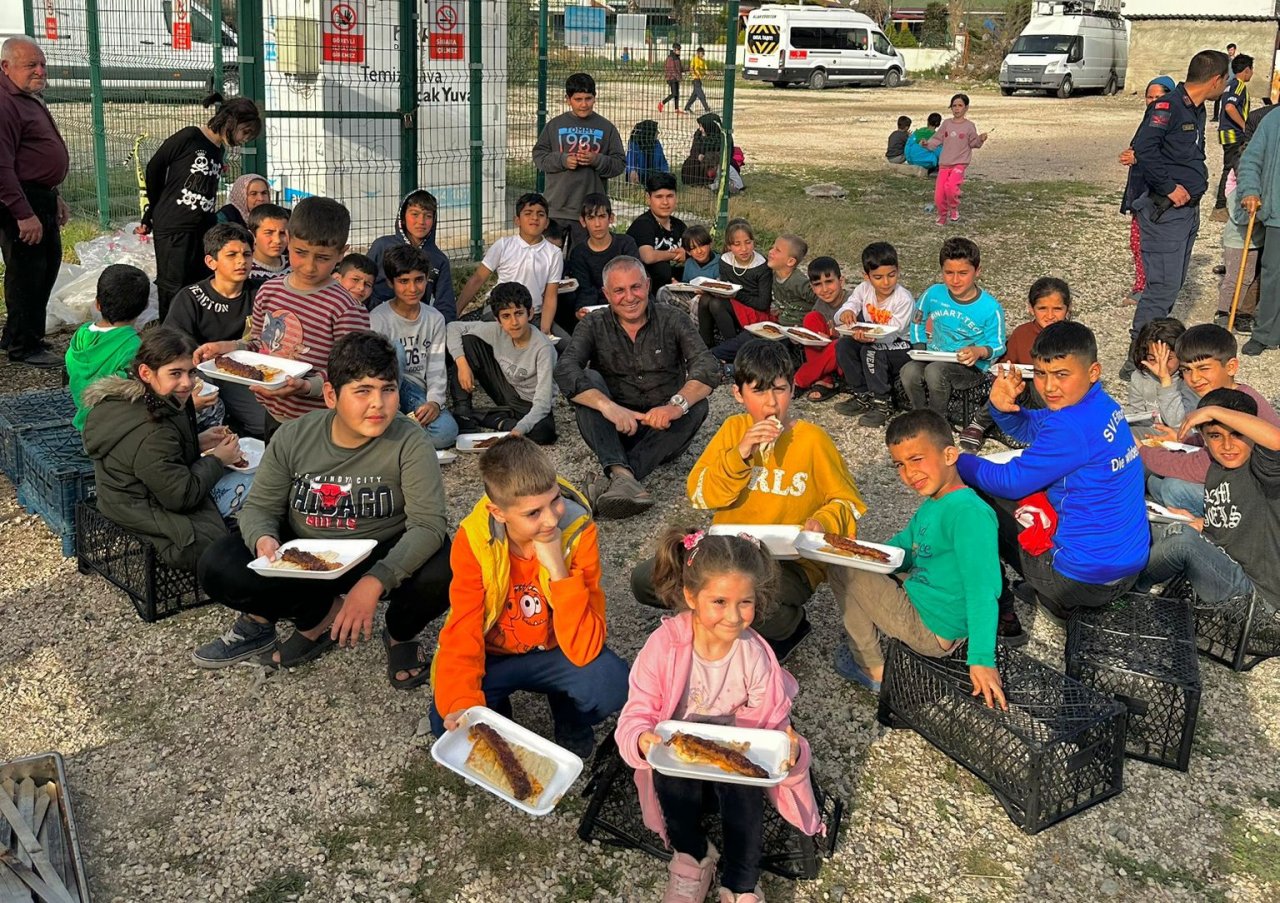 Adanalı kebapçı deprem bölgelerine giderek kebap yapıyor