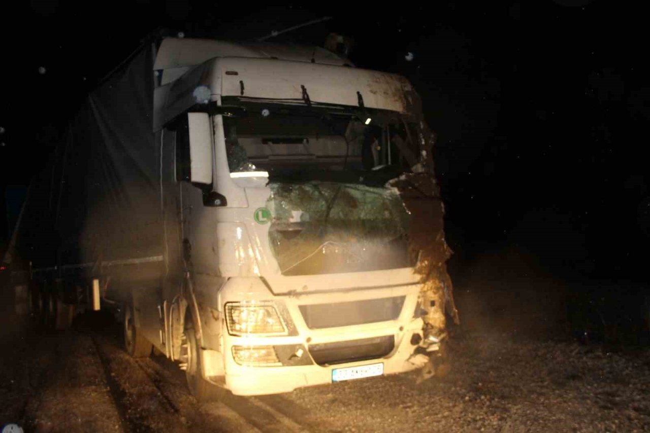 Şarampole devrilen tırda 2 kişi yaralandı