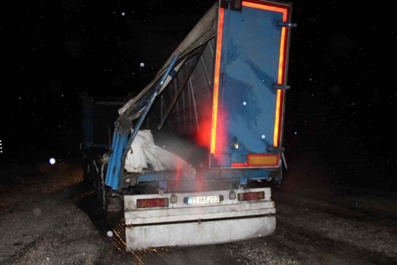 Şarampole devrilen tırda 2 kişi yaralandı