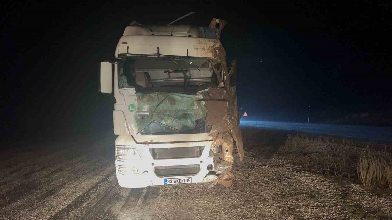 Şarampole devrilen tırda 2 kişi yaralandı