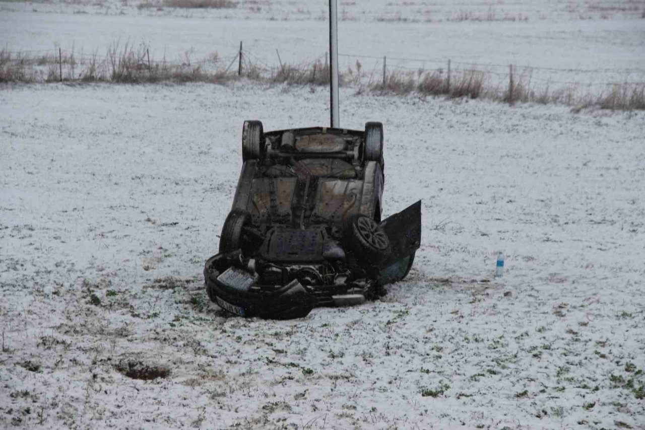 Takla atıp 50 metre sürüklenen aracın sürücüsü kazayı hafif yaralı atlattı