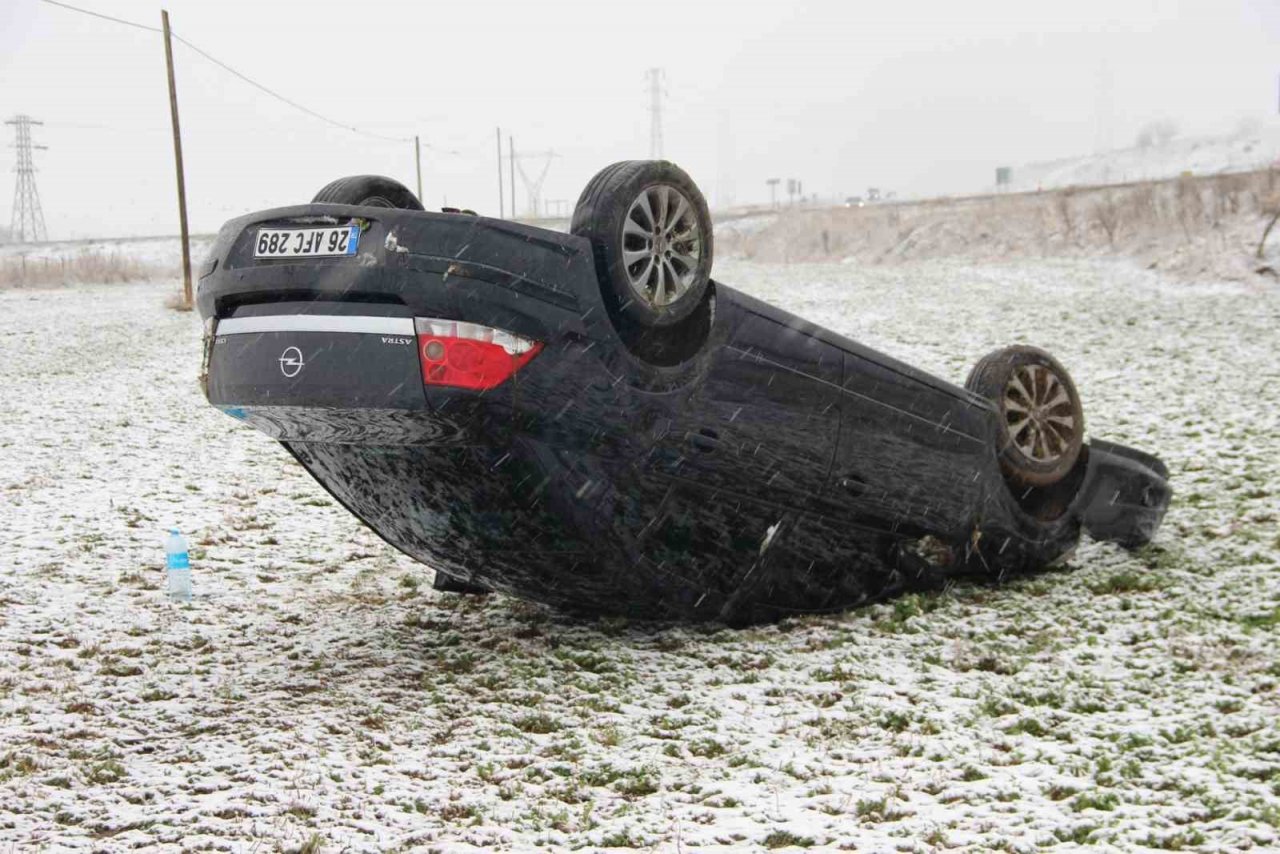 Takla atıp 50 metre sürüklenen aracın sürücüsü kazayı hafif yaralı atlattı