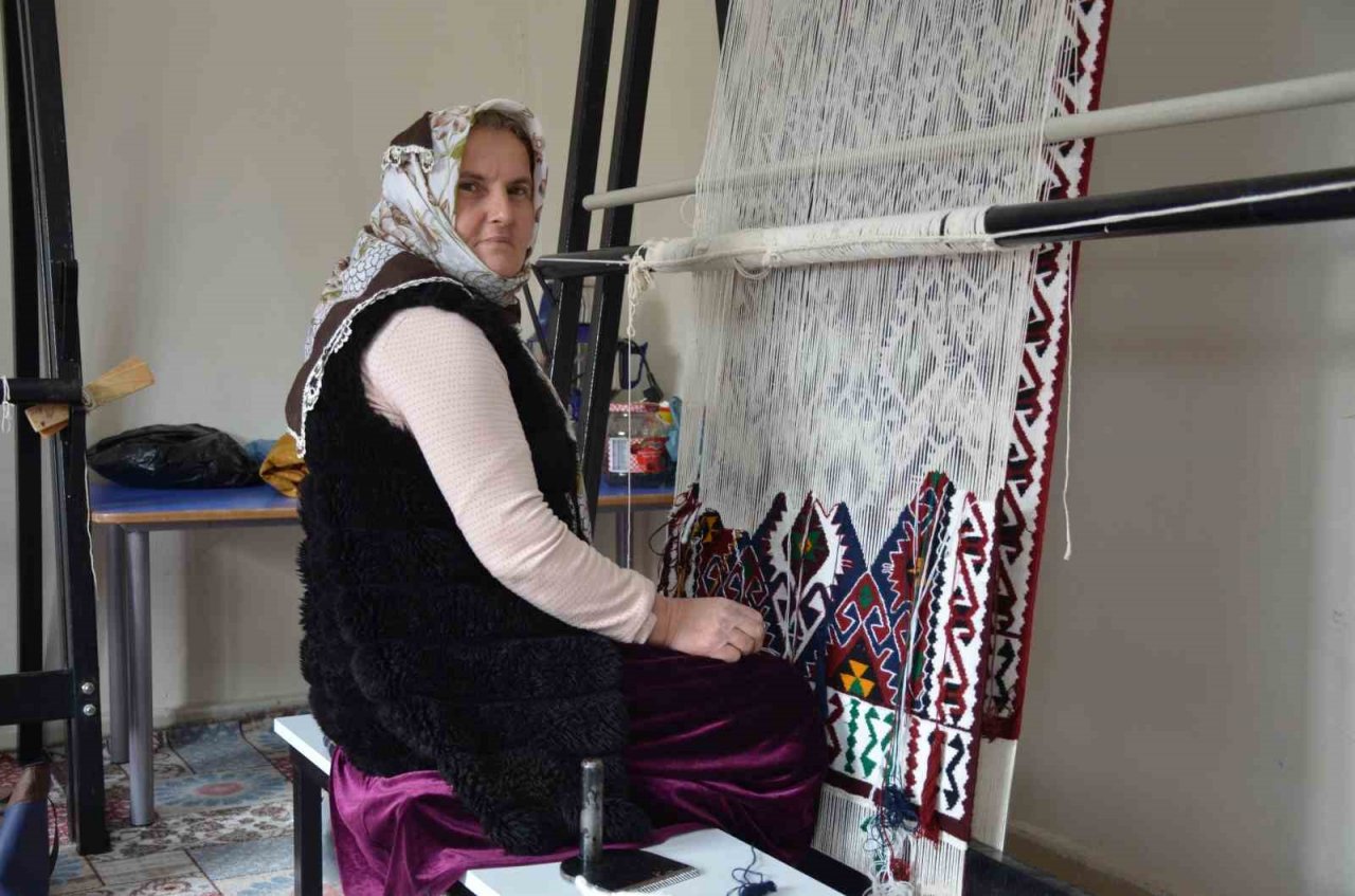 Şenobalı kadınlar hem bin yıllık geleneklerini yaşatıyorlar, hem de ev ekonomisine katkı sağlıyorlar