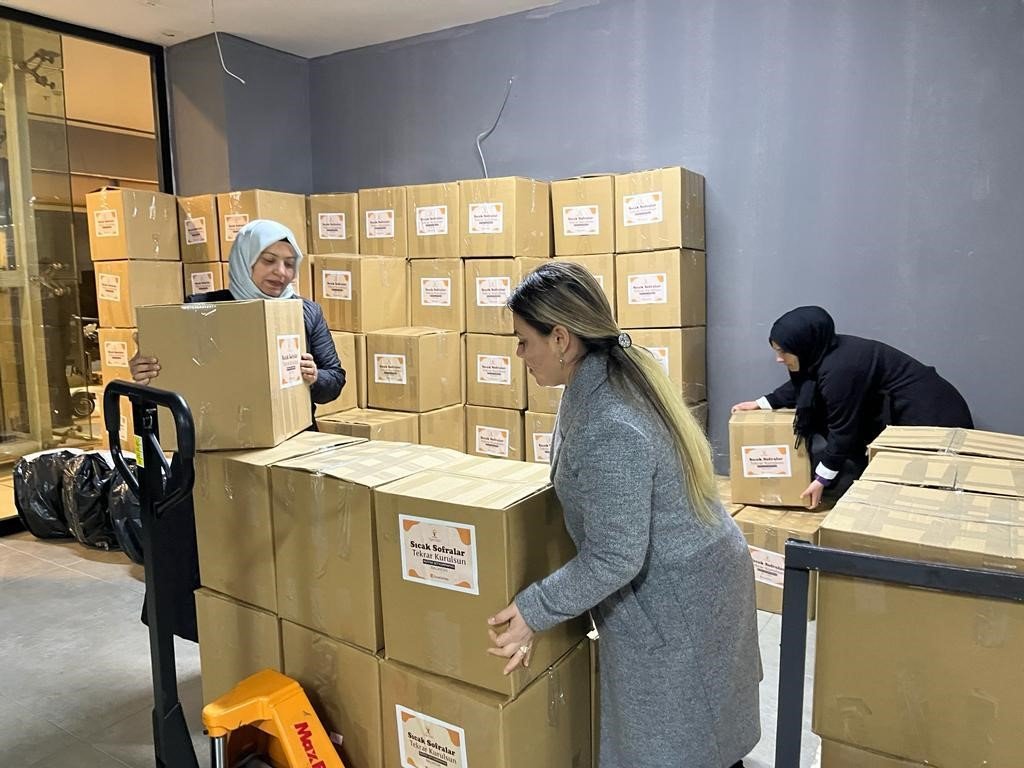 AK Parti Balıkesir Kadın kollarından sıcak sofralar kurulması için ilk sevkiyat yapıldı