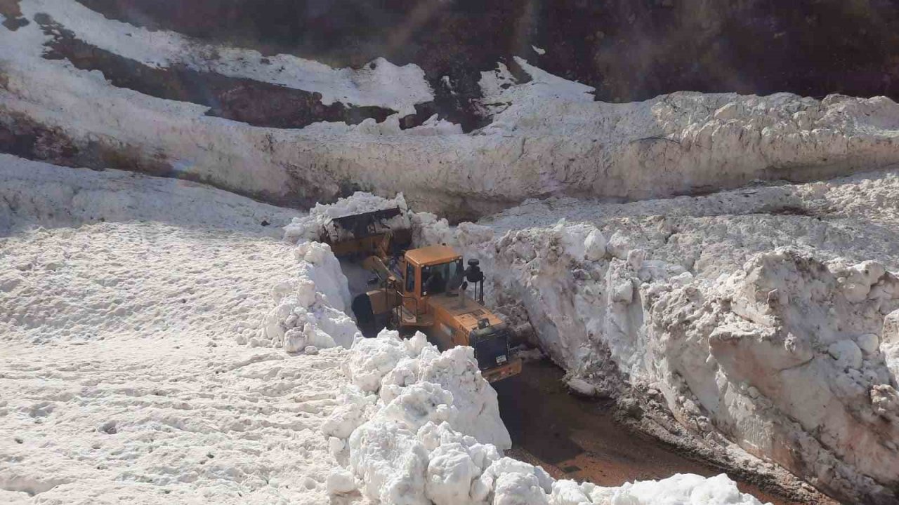Batman’da açılan yolda kar kütlesi iş makinesi boyunu geçti