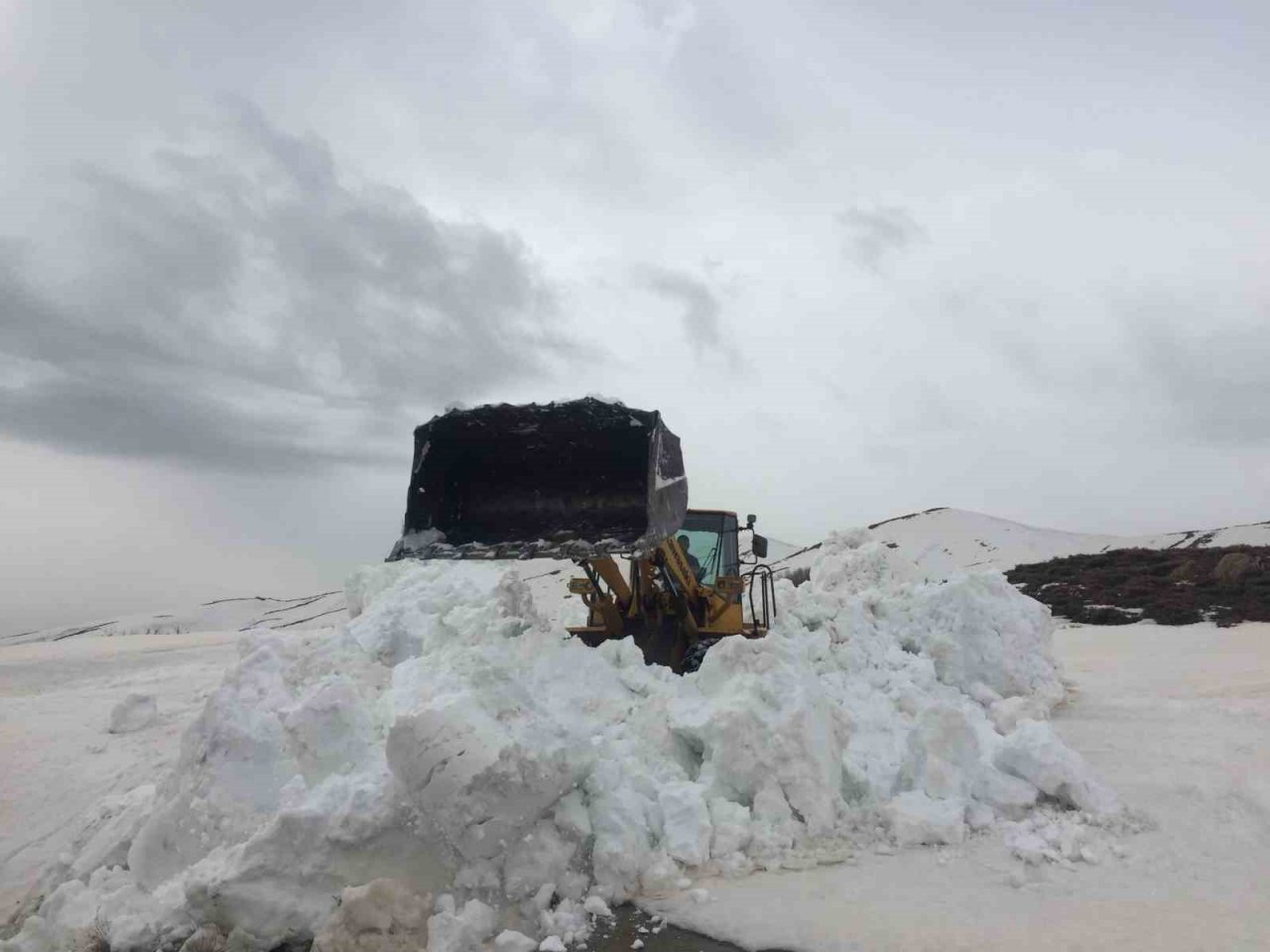 Batman’da açılan yolda kar kütlesi iş makinesi boyunu geçti