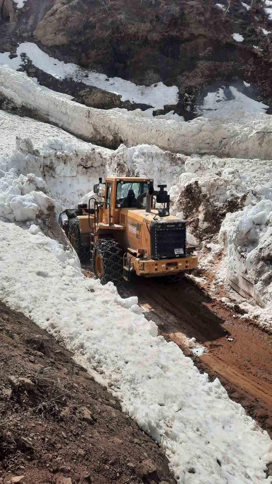 Batman’da açılan yolda kar kütlesi iş makinesi boyunu geçti